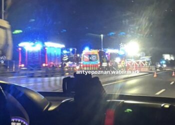 Poważny wypadek w Poznaniu. Bus roztrzaskał się o ciężarówkę. Trwa walka o życie kierowcy