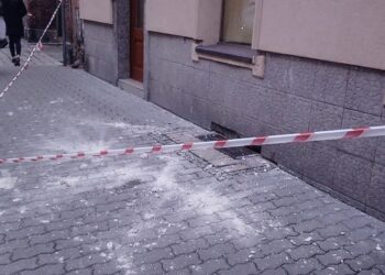 Groza na Jeżycach! Tynk sypał się z kamienicy. Interweniowali strażacy!