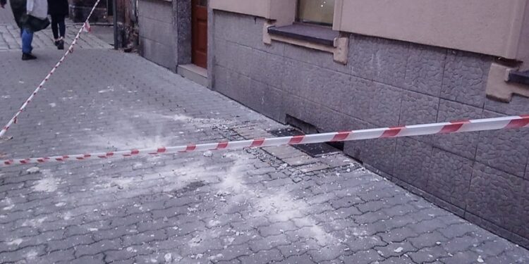Groza na Jeżycach! Tynk sypał się z kamienicy. Interweniowali strażacy!