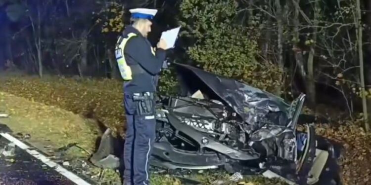 Poważny wypadek w Wielkopolsce! Czołowe zderzenie Fiata z BMW