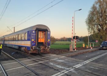 Tragiczny poranek w Wielkopolsce. Śmierć na torach, pociąg zderzył się z samochodem osobowym