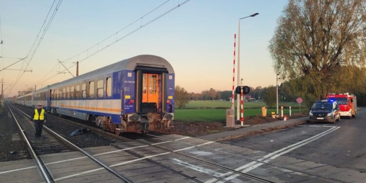Tragiczny poranek w Wielkopolsce. Śmierć na torach, pociąg zderzył się z samochodem osobowym