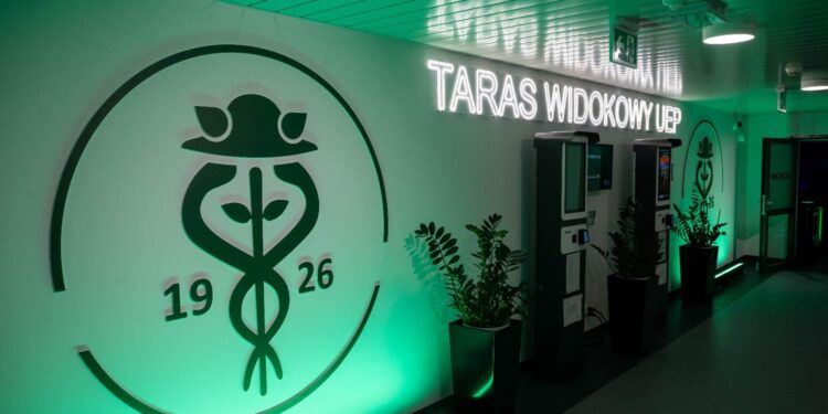 Taras widokowy na Collegium Altum – niezrównana panorama Poznania i nowa atrakcja dla miłośników lotnictwa