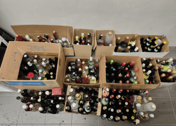 Szokująca kontrola w centrum Poznania. Funkcjonariusze odkrywają setki butelek alkoholu sprzedawanego poza prawem