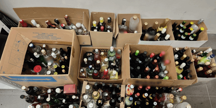 Szokująca kontrola w centrum Poznania. Funkcjonariusze odkrywają setki butelek alkoholu sprzedawanego poza prawem