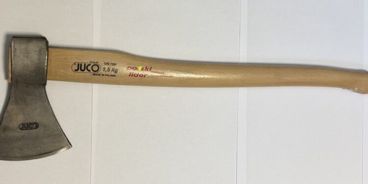 Koszmar w regionie! 23-latek z siekierą zaatakował własnego ojca – tylko cud uratował mężczyznę przed śmiercią