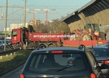 Poważny wypadek w Poznaniu. Wszystkie pasy ruchu zablokowane na ważnej drodze