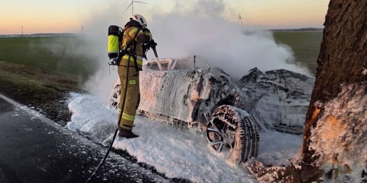 Samochód stanął w płomieniach po zderzeniu z drzewem w regionie. Na miejsce wezwano śmigłowiec LPR