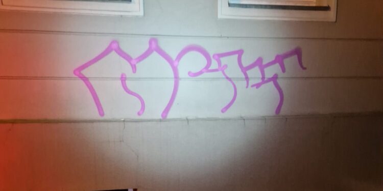 Zatrzymany na gorącym uczynku w centrum Poznania. 23-latek malował po ścianie i miał przy sobie narkotyki