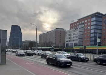 Złamana szyna paraliżuje ruch przy Moście Teatralnym! Kierowcy i pasażerowie utknęli