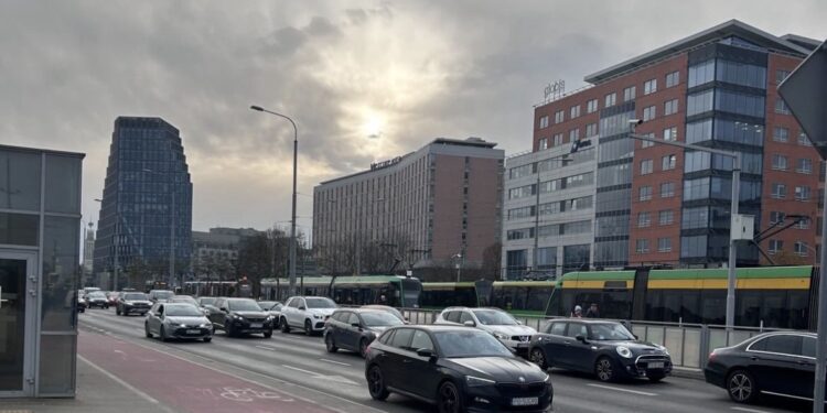 Złamana szyna paraliżuje ruch przy Moście Teatralnym! Kierowcy i pasażerowie utknęli