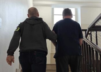 Seniorka oddała oszczędności obcemu mężczyźnie. Błyskawiczna akcja Policji kończy się zatrzymaniem „Odbieraka”