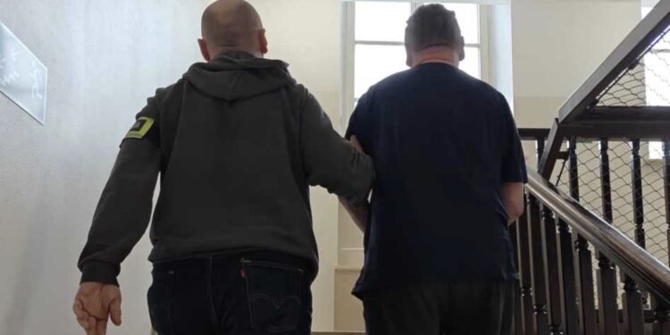 Seniorka oddała oszczędności obcemu mężczyźnie. Błyskawiczna akcja Policji kończy się zatrzymaniem „Odbieraka”