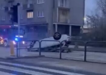 Groźny wypadek, auto dachowało o świcie na ul. Głogowskiej