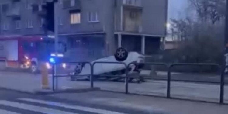 Groźny wypadek, auto dachowało o świcie na ul. Głogowskiej