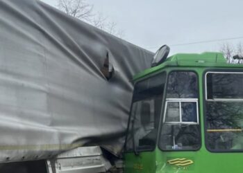 Poważny wypadek na Starołęckiej. Ciężarówka uderzyła w tramwaj, ruch sparaliżowany