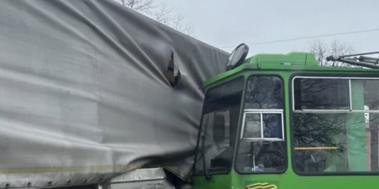 Poważny wypadek na Starołęckiej. Ciężarówka uderzyła w tramwaj, ruch sparaliżowany