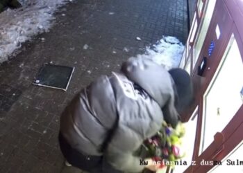 Bukiet za wszelką cenę? Monitoring uchwycił kuriozalną akcję w poznańskim kwiatomacie