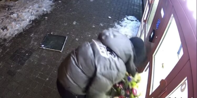 Bukiet za wszelką cenę? Monitoring uchwycił kuriozalną akcję w poznańskim kwiatomacie