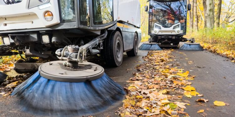 Jesienne porządki w Poznaniu. Tysiące worków na liście i setki kilometrów oczyszczonych ulic
