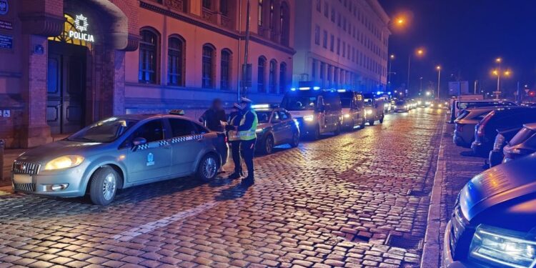 Wieczorna akcja w Poznaniu. Kontrole taksówek ujawniły liczne nieprawidłowości