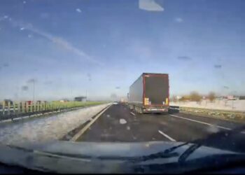 Lód runął prosto na maskę auta. Groźne zdarzenie na S5 nagrała kamerka kierowcy