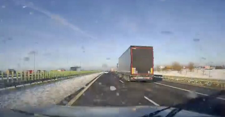 Lód runął prosto na maskę auta. Groźne zdarzenie na S5 nagrała kamerka kierowcy