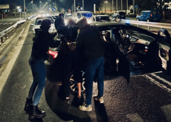 Złapani z ręką w… studzience! Złodzieje telekomunikacyjnych kabli w kajdankach