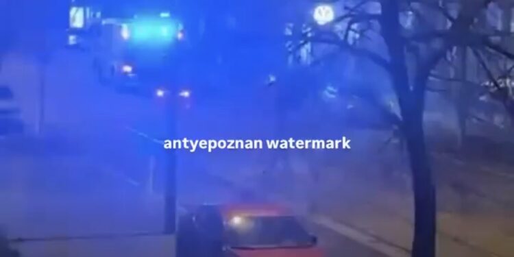 Nocny pożar w poznańskiej odlewni. Ponad 100 osób musiało natychmiast opuścić budynek