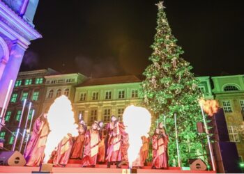 Magiczne światła nad Starym Rynkiem. Poznańska choinka rozświetliła mikołajkowy wieczór