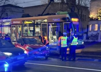 Potężne utrudnienia po zderzeniu tramwaju z autem w Poznaniu. Grunwaldzka sparaliżowana