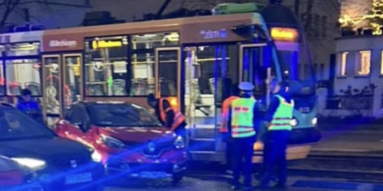 Potężne utrudnienia po zderzeniu tramwaju z autem w Poznaniu. Grunwaldzka sparaliżowana