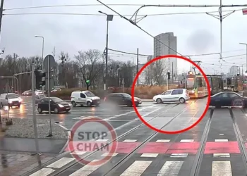 80-latek jechał pod prąd na poznańskim rondzie. Policja sprawdza, czy może dalej prowadzić