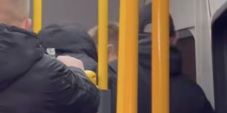 Szokujące nagrania z poznańskiego tramwaju doprowadziły do zatrzymań. Policja działała bez zgłoszenia ofiar