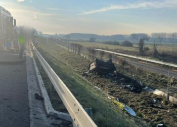 Ferrari staranowało Audi na trasie S5. Auto wypadło z drogi i dachowało, dwie osoby trafiły do szpitala