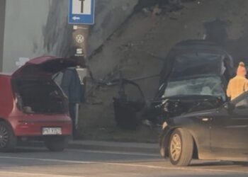 Dramat na Kowalewickiej! Rozpędzony samochód roztrzaskał się o wiadukt,  na miejscu lądował śmigłowiec ratunkowy