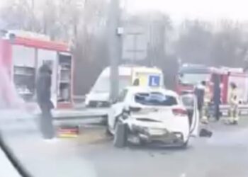 Groźne zderzenie w Poznaniu. Samochód nauki jazdy rozbity na barierkach, są ranni