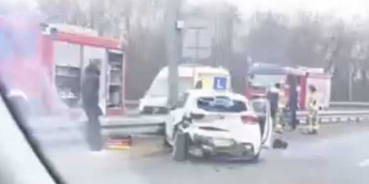 Groźne zderzenie w Poznaniu. Samochód nauki jazdy rozbity na barierkach, są ranni
