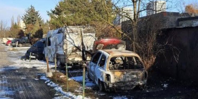 Dramatyczne sceny na ulicy Termalnej w Poznaniu. Spłonęły samochody