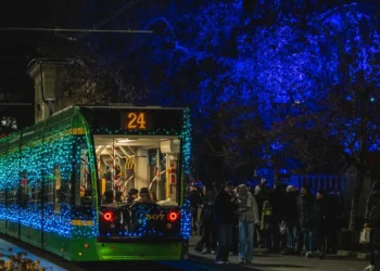 Lodowe rzeźby, świąteczna ciężarówka i jarmarki w jednym weekendzie. Zostaw auto i wybierz tramwaj