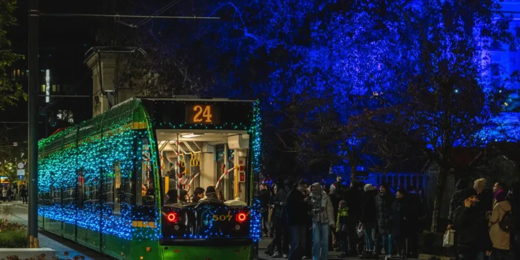Lodowe rzeźby, świąteczna ciężarówka i jarmarki w jednym weekendzie. Zostaw auto i wybierz tramwaj