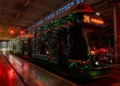 Magiczny tramwaj wraca na ulice! Zobacz, kiedy rozbłyśnie świąteczna bimba