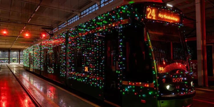 Magiczny tramwaj wraca na ulice! Zobacz, kiedy rozbłyśnie świąteczna bimba