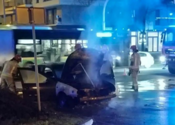 Dramatyczne chwile na poznańskiej ulicy. Auto stanęło w płomieniach podczas jazdy