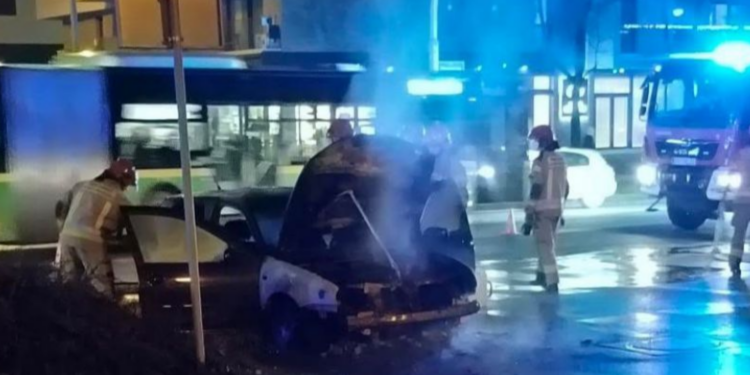 Dramatyczne chwile na poznańskiej ulicy. Auto stanęło w płomieniach podczas jazdy
