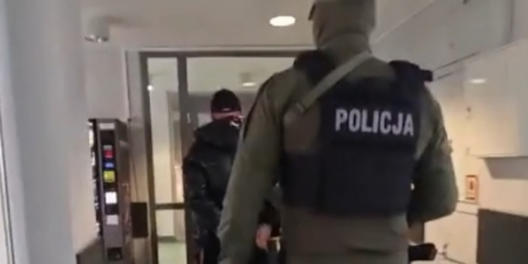 Tytoniowy proceder na gigantyczną skalę. Policja rozbiła gang, straty państwa liczone w dziesiątkach milionów