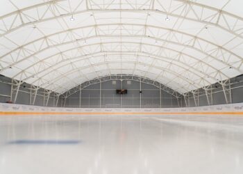 Nowa Hala Sportowa Wilda zaskakuje możliwościami. Zimą lód, latem rolki. Obiekt już działa