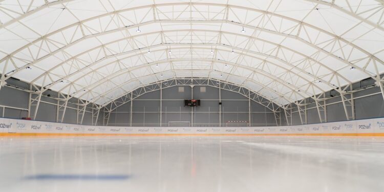 Nowa Hala Sportowa Wilda zaskakuje możliwościami. Zimą lód, latem rolki. Obiekt już działa