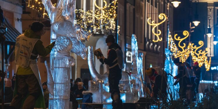 Świąteczny weekend w Poznaniu z lodowymi rzeźbami, koncertami i targami. Co wydarzy się od piątku do niedzieli?