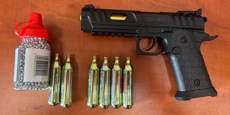 Oddał strzały w kierunku swojego ojca, używając broni pneumatycznej